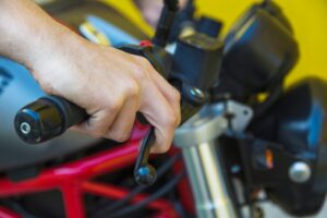 Controlli sulla moto prima di partire