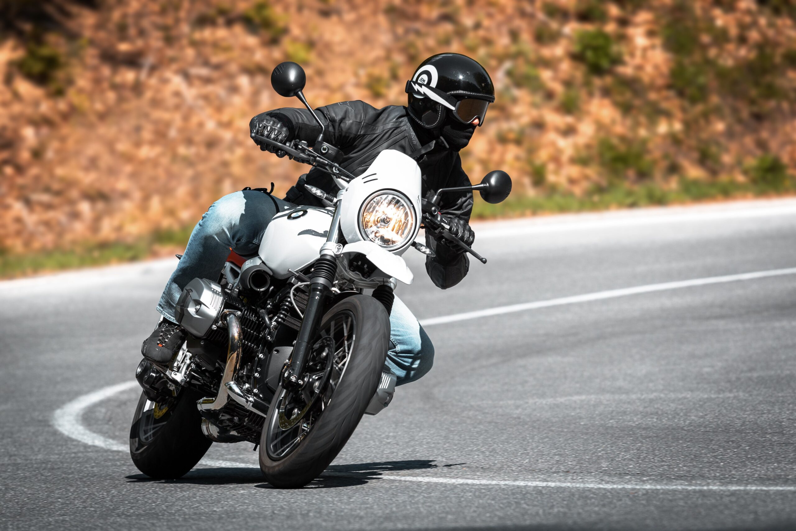 Esplorare la Sardegna in Moto: Un'avventura tra Paesaggi Spettacolari