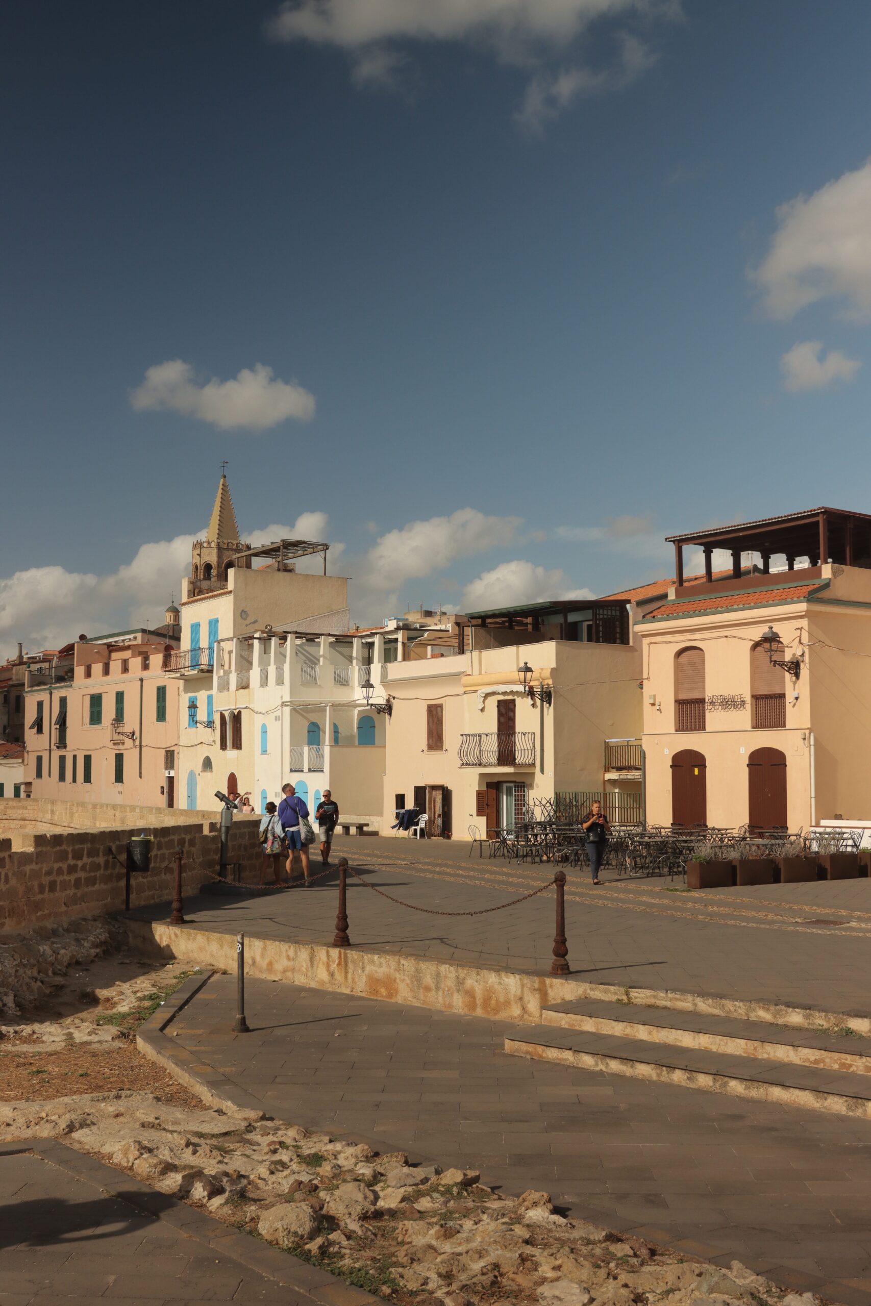 Tour in Moto in Sardegna: Esplorazione Culturale e Tradizioni Locali